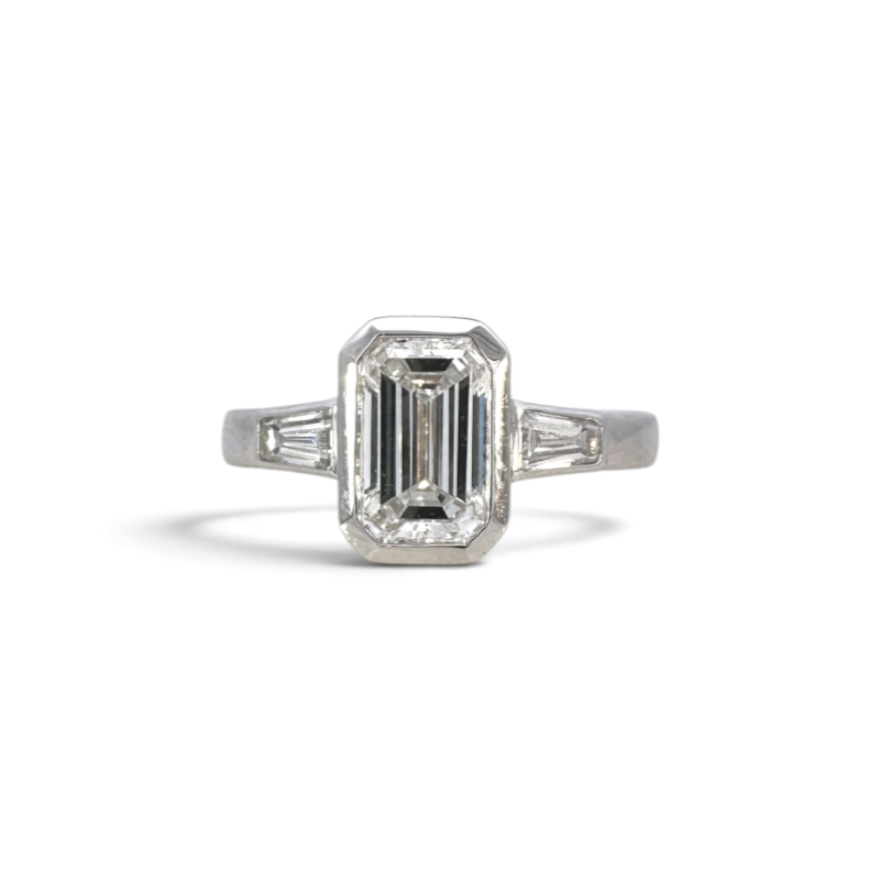 Anillo solitario Sophia Schneider Joyas de oro blanco 18K con diamante de laboratorio corte esmeralda y laterales