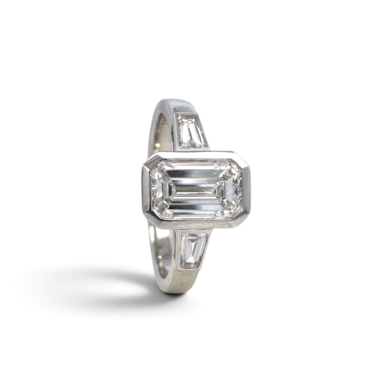 Anillo solitario Sophia Schneider Joyas de oro blanco 18K con diamante de laboratorio corte esmeralda y trapecios
