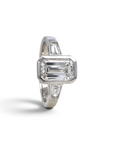 Anillo solitario Sophia Schneider Joyas de oro blanco 18K con diamante de laboratorio corte esmeralda y trapecios