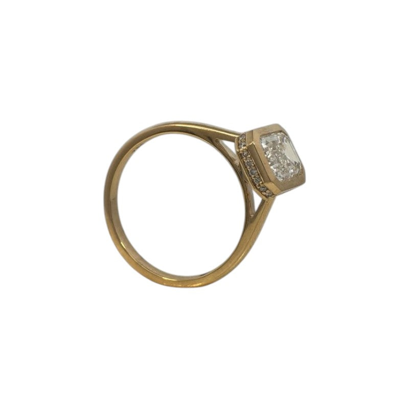 Anillo solitario Sophia Schneider Joyas de oro amarillo 18K con diamante de laboratorio corte esmeralda y halo