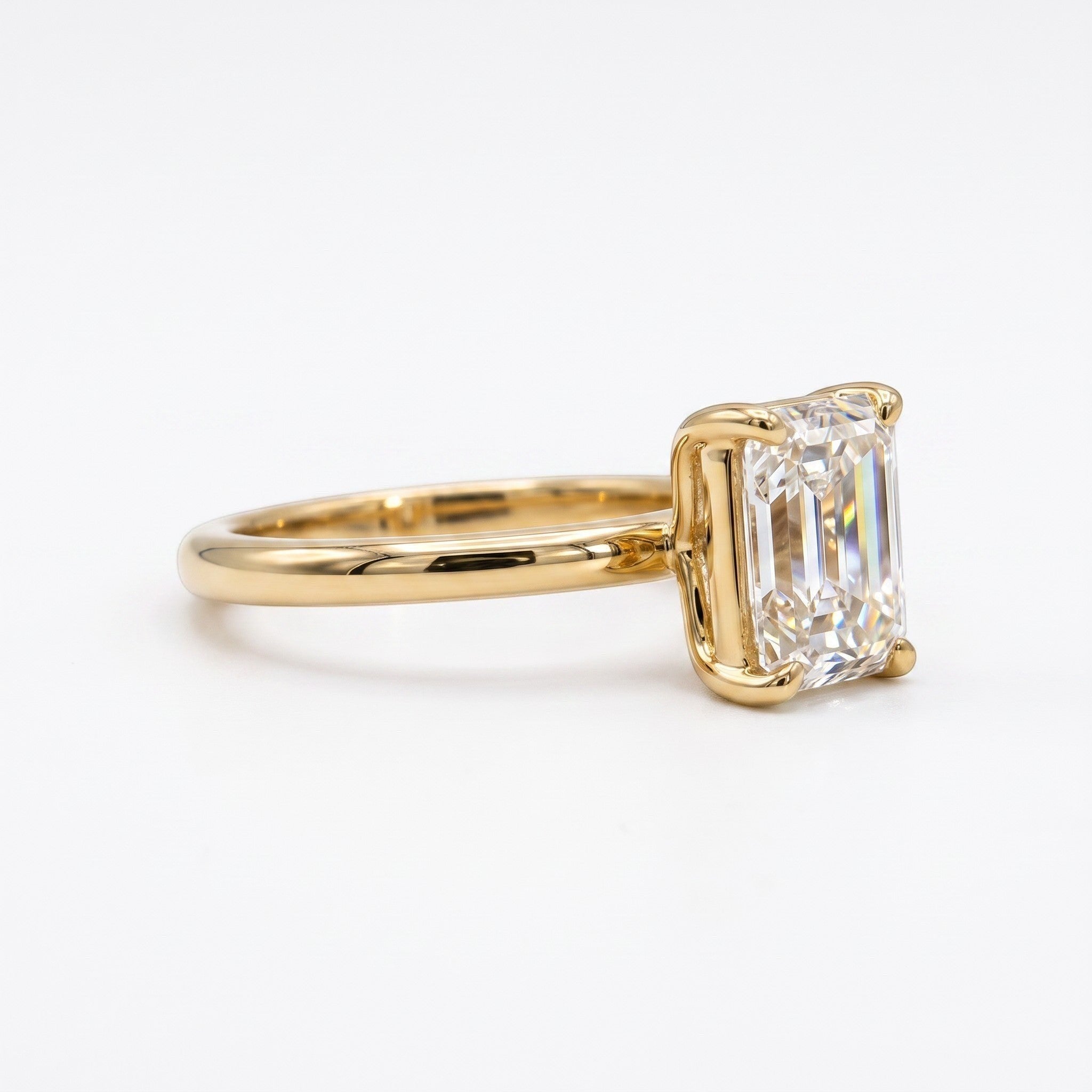 Anillo solitario Sophia Schneider Joyas con diamante de laboratorio corte esmeralda de 2 ct en oro amarillo de 18K