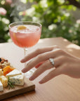 Anillo de oro blanco 18K de Sophia Schneider Joyas con diamante de laboratorio de 1,06 ct y trio brillantes.