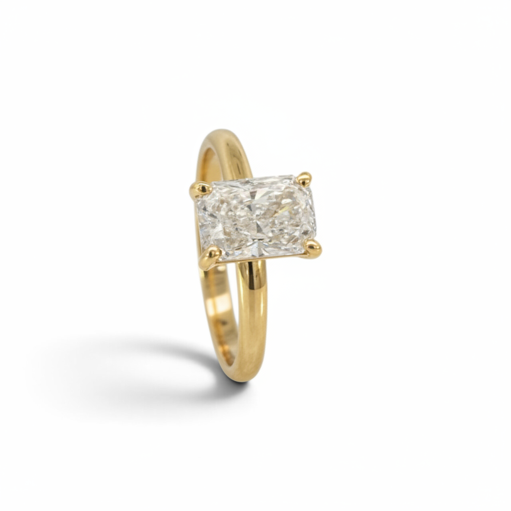 Anillo solitario Sophia Schneider Joyas de oro 18K con diamante de laboratorio rectangular de 1,53 ct corte esmeralda