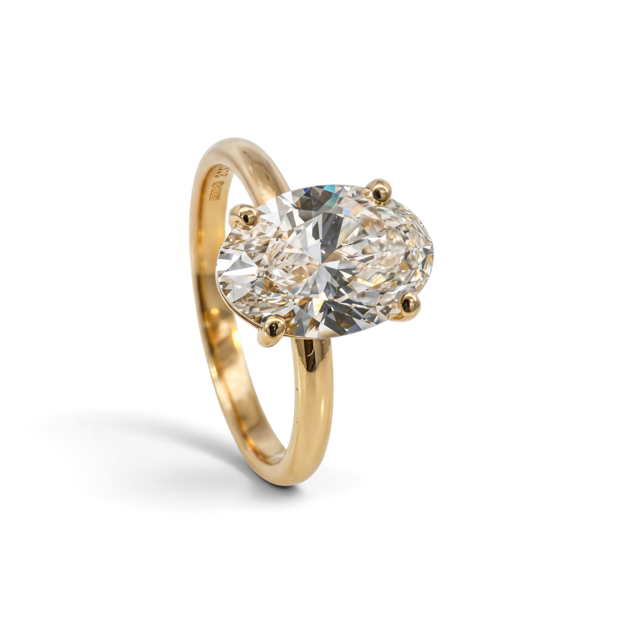 Anillo solitario Sophia Schneider Joyas de oro 18K con diamante de laboratorio corte oval de 3 quilates