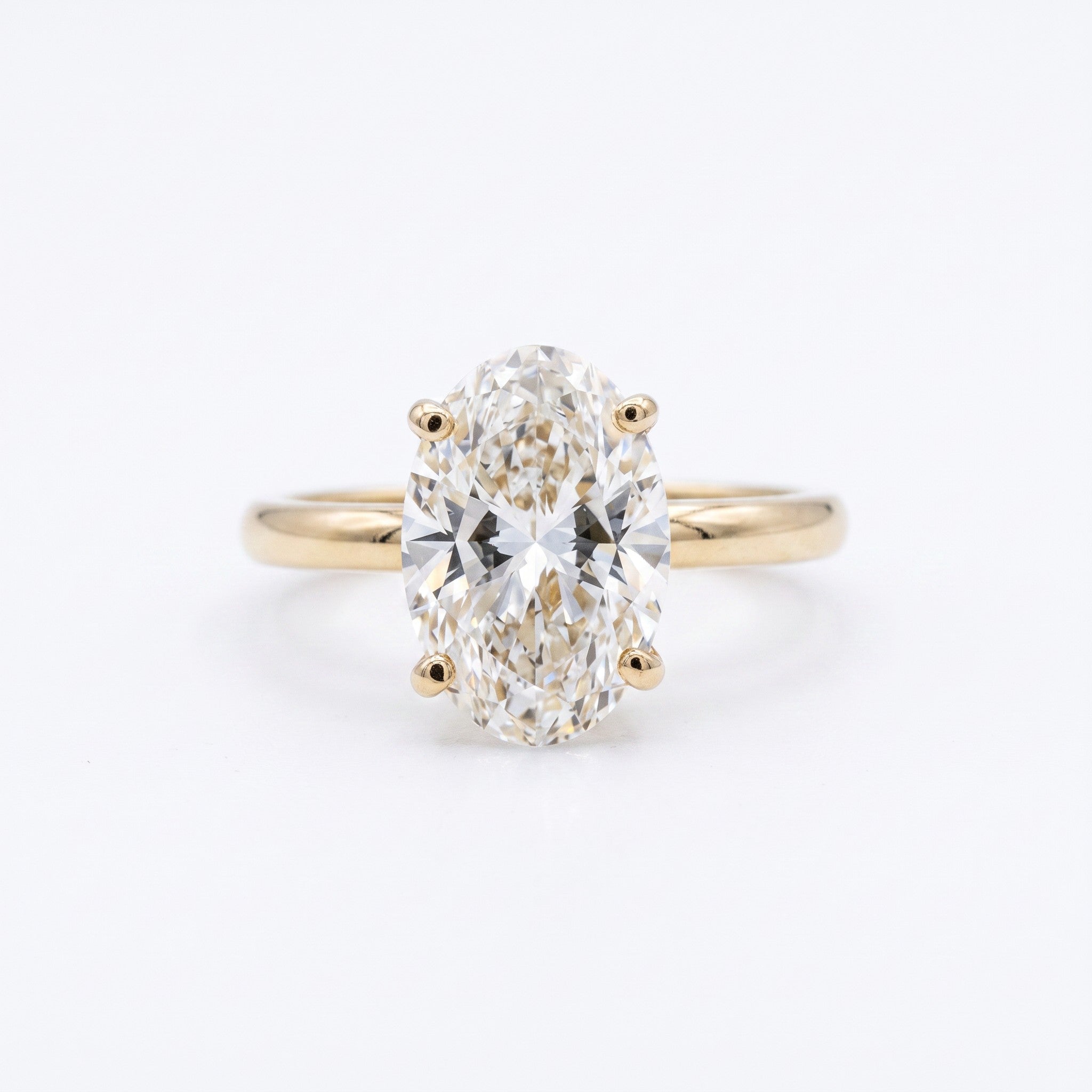 Anillo solitario Sophia Schneider Joyas de oro 18K con diamante de laboratorio corte oval de 3 quilates