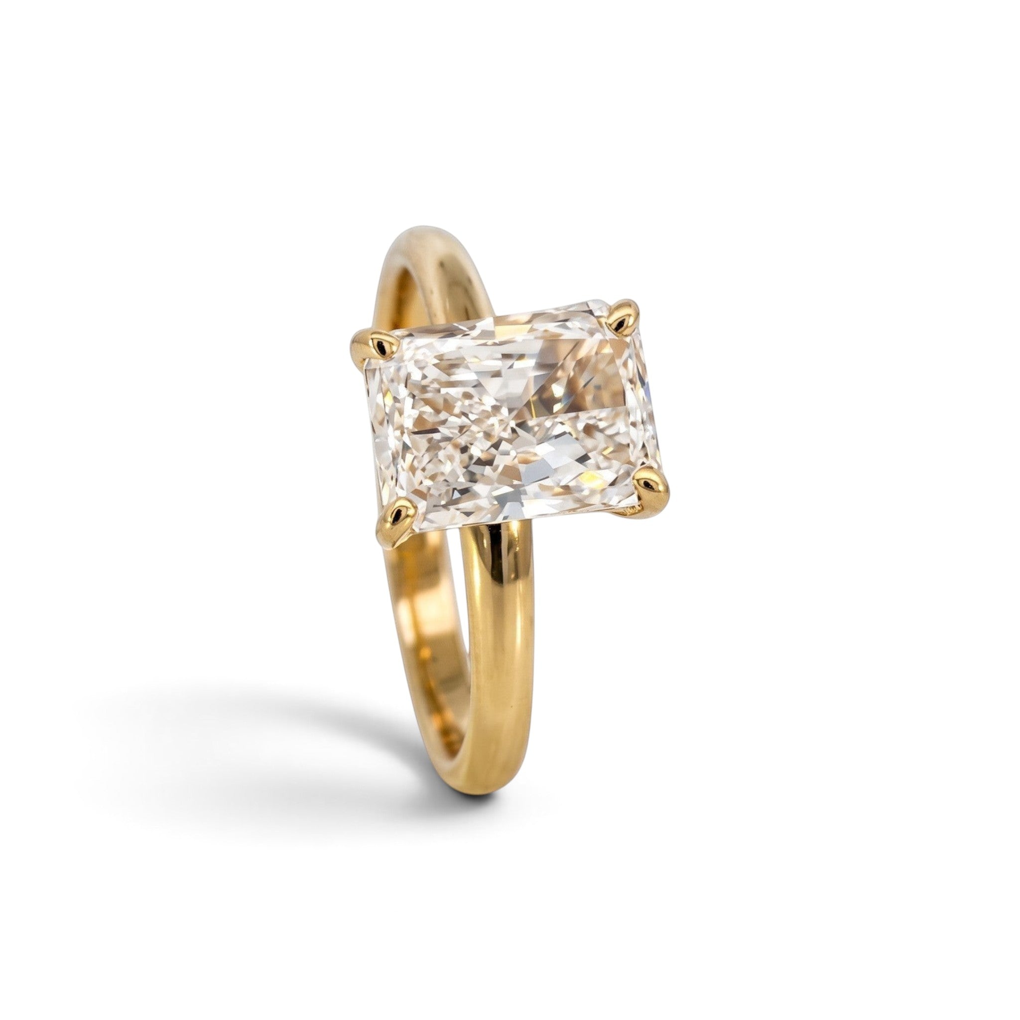 Anillo solitario Sophia Schneider Joyas de oro 18K con diamante de laboratorio rectangular de 2 quilates