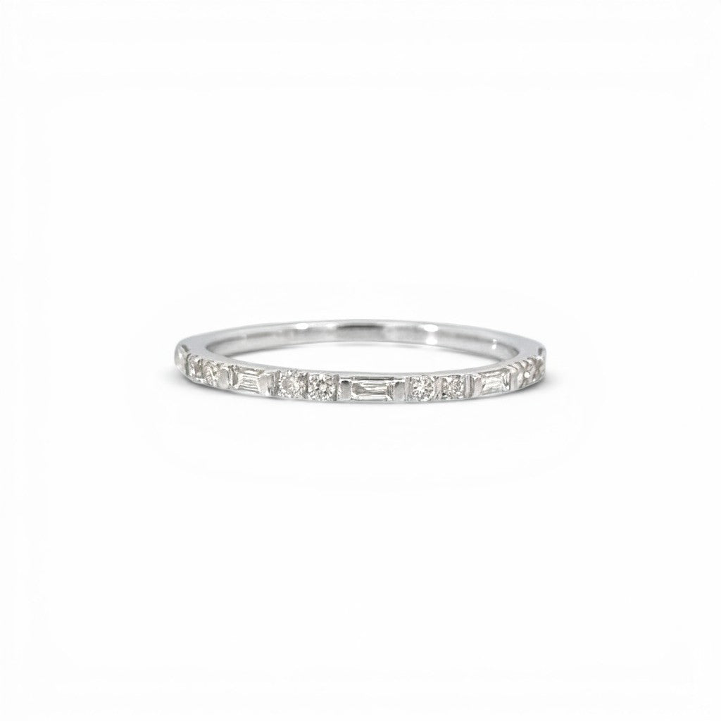 Anillo cintillo de oro blanco 10K de Sophia Schneider Joyas con diamantes baguette y brillantes engastados alternativamente.