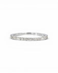 Anillo cintillo de oro blanco 10K de Sophia Schneider Joyas con diamantes baguette y brillantes engastados alternativamente.