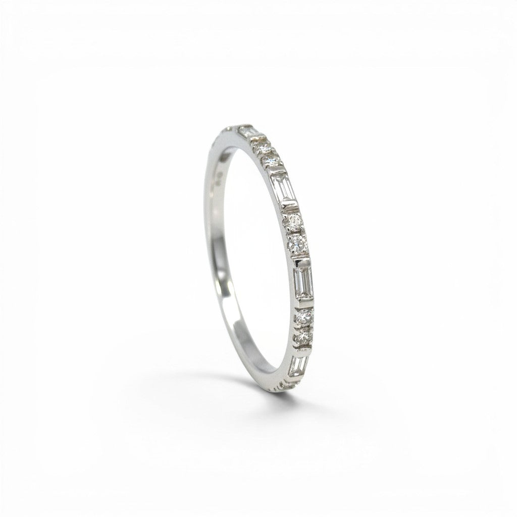 Anillo cintillo de oro blanco 10K de Sophia Schneider Joyas con diamantes baguette y brillantes engastados alternativamente.
