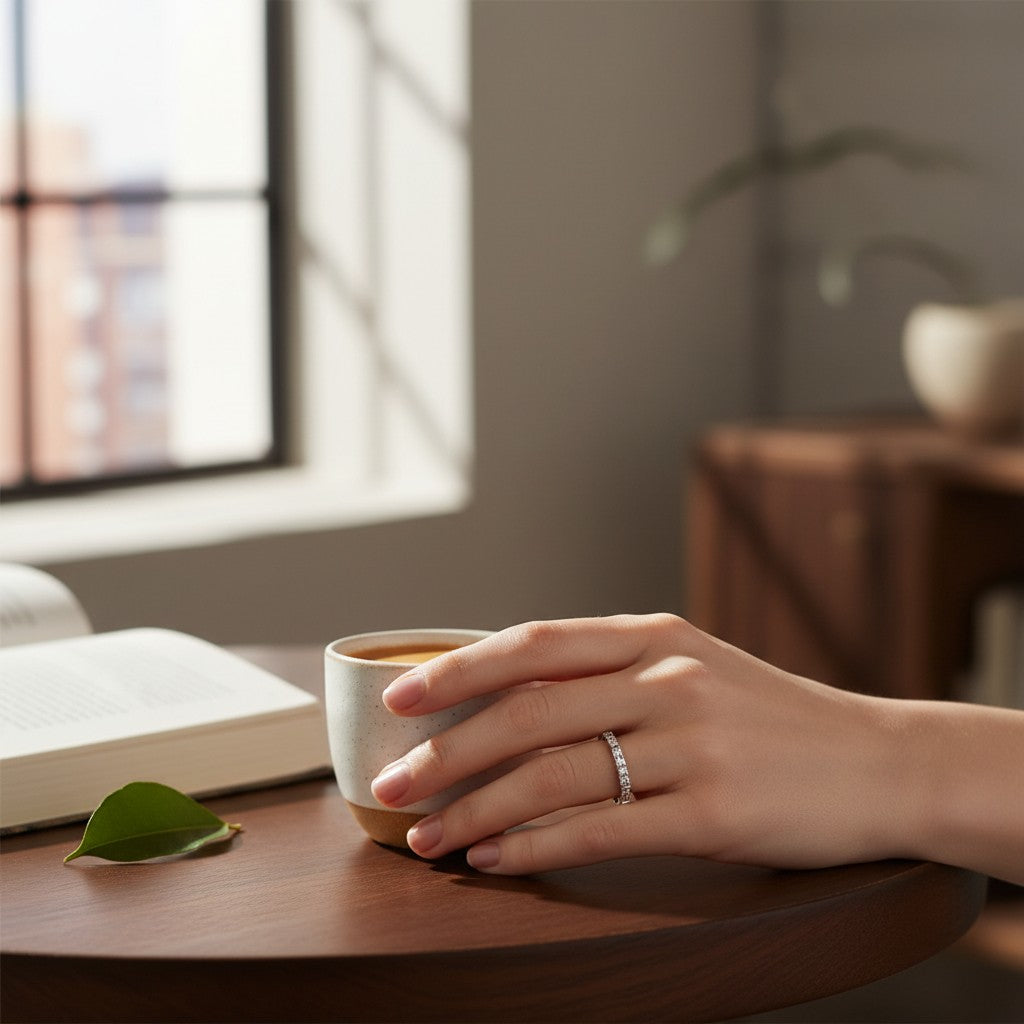 Anillo cintillo de oro blanco 10K de Sophia Schneider Joyas con diamantes baguette y brillantes engastados alternativamente.