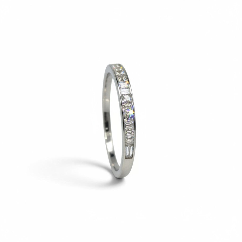 Anillo cintillo Sophia Schneider Joyas de plata 925 con diamantes corte baguette en engaste de riel