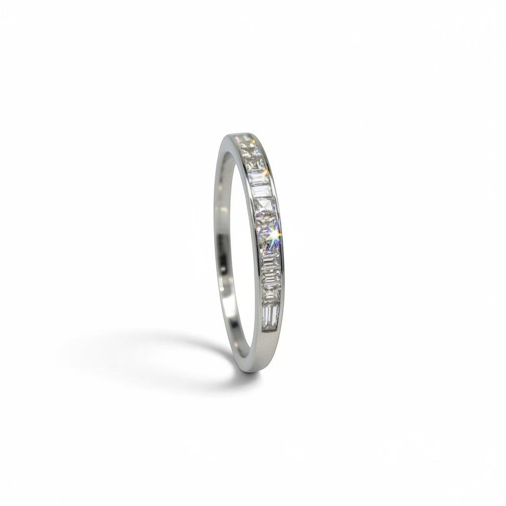 Anillo cintillo Sophia Schneider Joyas de plata 925 con diamantes corte baguette en engaste de riel