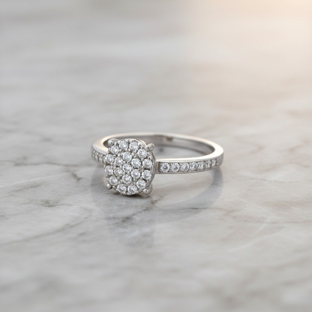 Anillo solitario Sophia Schneider Joyas de oro con diamantes corte brillante en cluster y engastados en la argolla