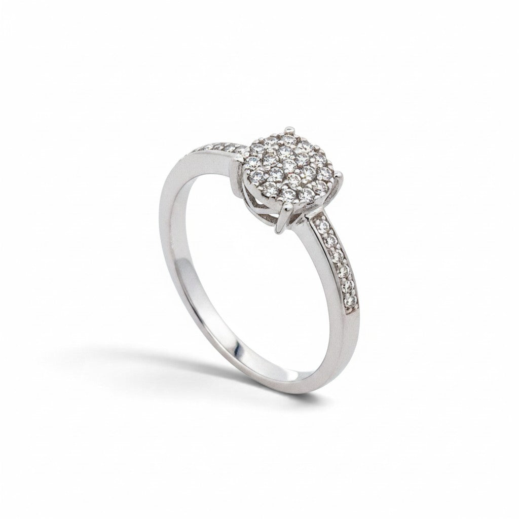 Anillo solitario Sophia Schneider Joyas de oro con diamantes en cluster y brillantes engastados en la argolla