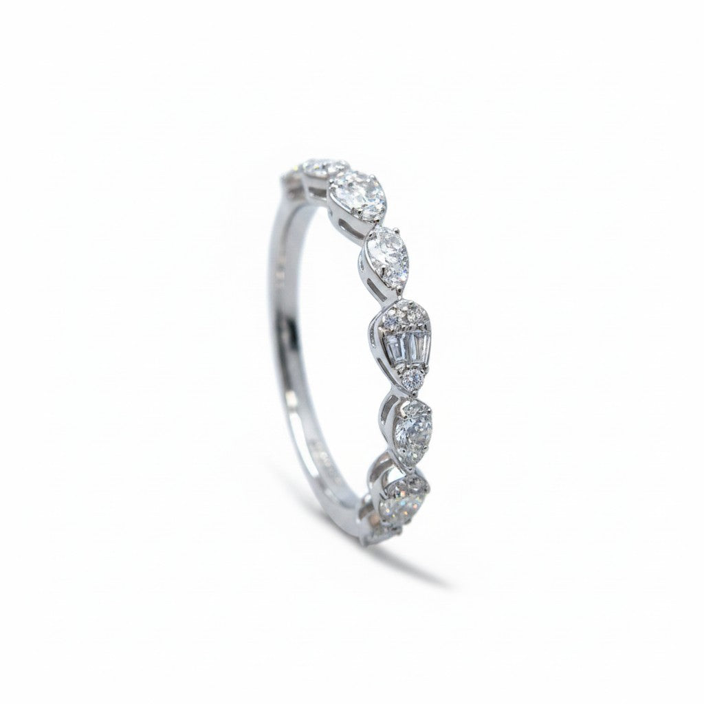 Anillo cintillo Sophia Schneider Joyas en oro blanco 14K con diamantes corte trapecio y brillante en forma de gotas