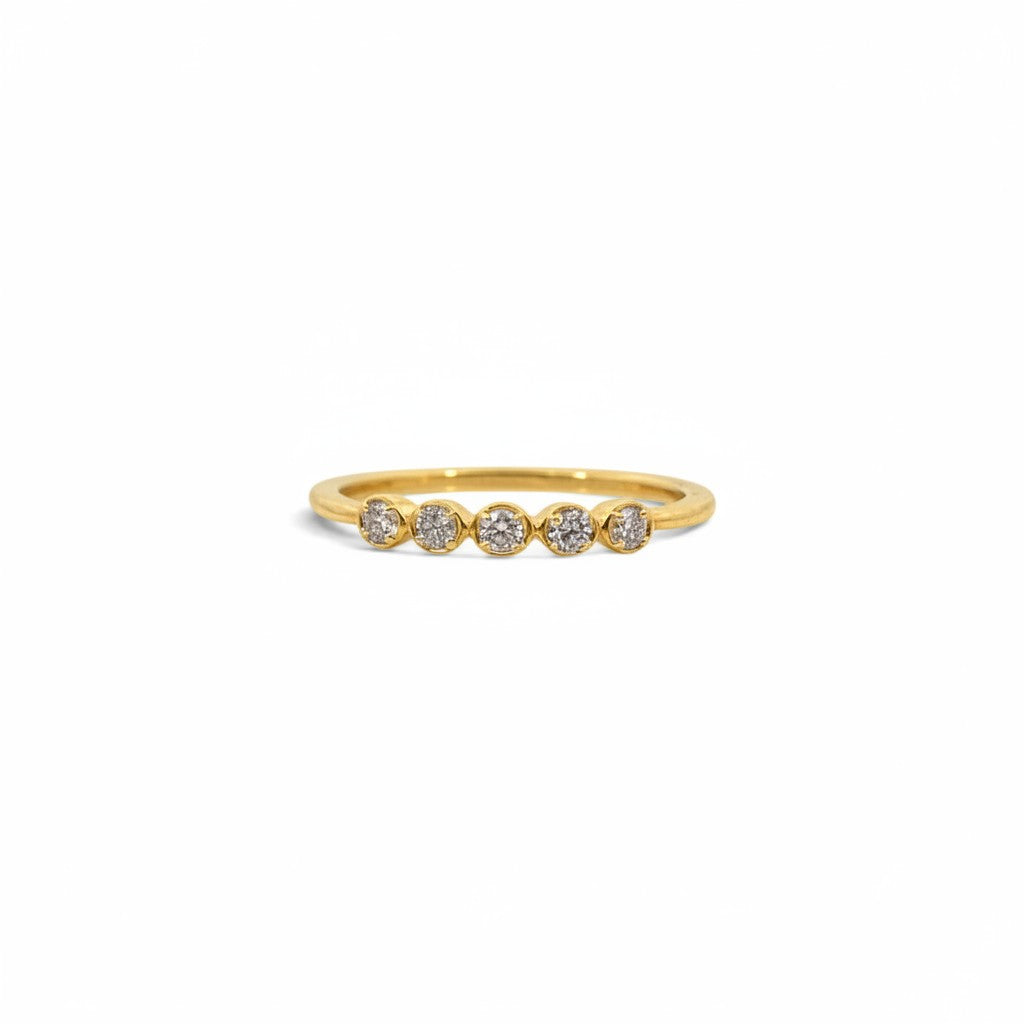 Anillo quintillo Sophia Schneider Joyas en oro amarillo de 10K con cinco diamantes en engaste de bisel