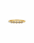 Anillo quintillo Sophia Schneider Joyas en oro amarillo de 10K con cinco diamantes en engaste de bisel