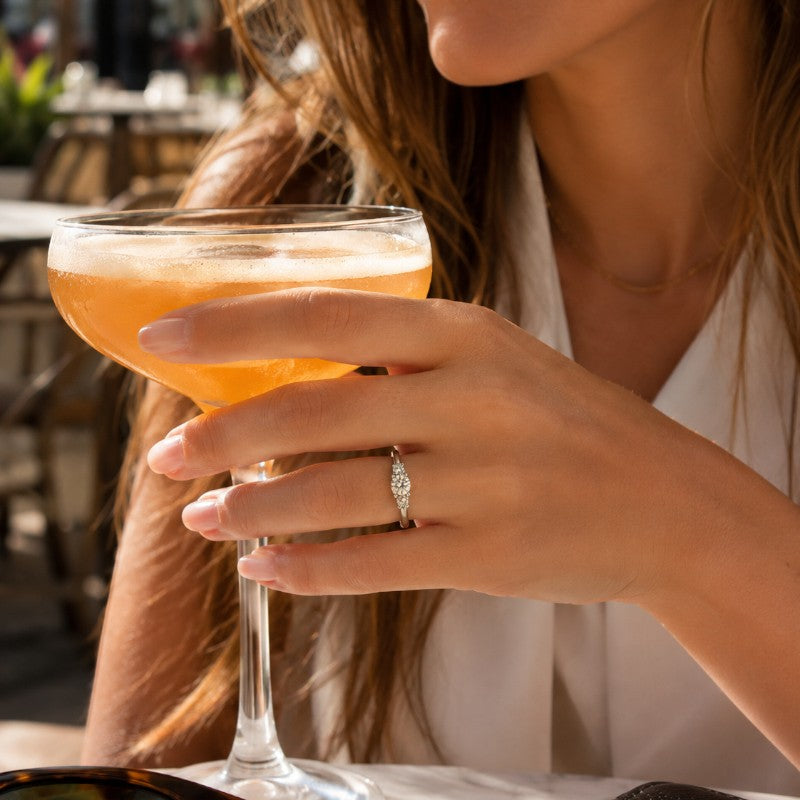Anillo Sophia Schneider Joyas de plata 925 rodinada con tres diamantes de laboratorio de 0,33 ctw, talla 15.