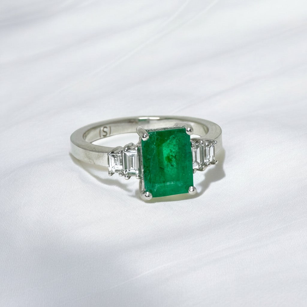 Anillo de platino Sophia Schneider Joyas con esmeralda rectangular verde de 9x7,5 mm y diamantes corte baguette.