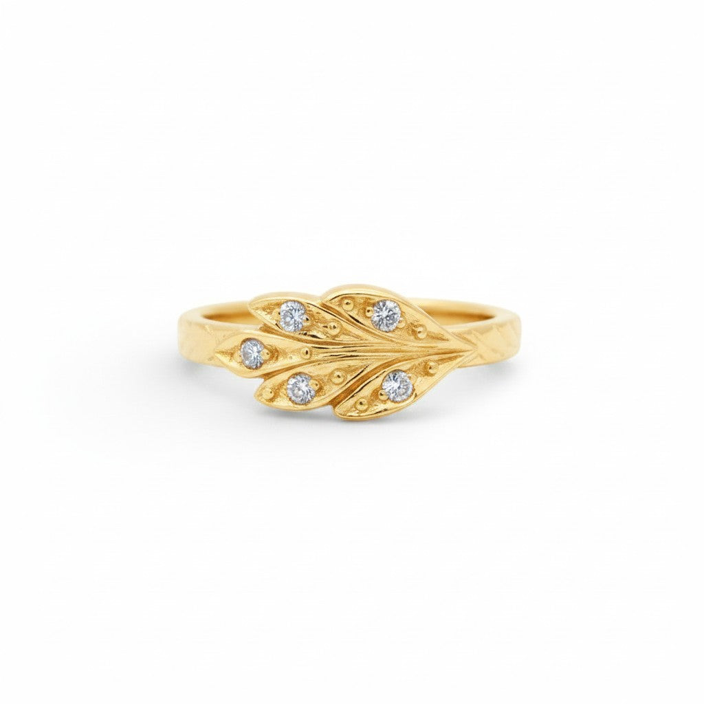 Anillo argolla Sophia Schneider Joyas de plata enchapada en oro con diseño de hojas y circones. Talla 12.