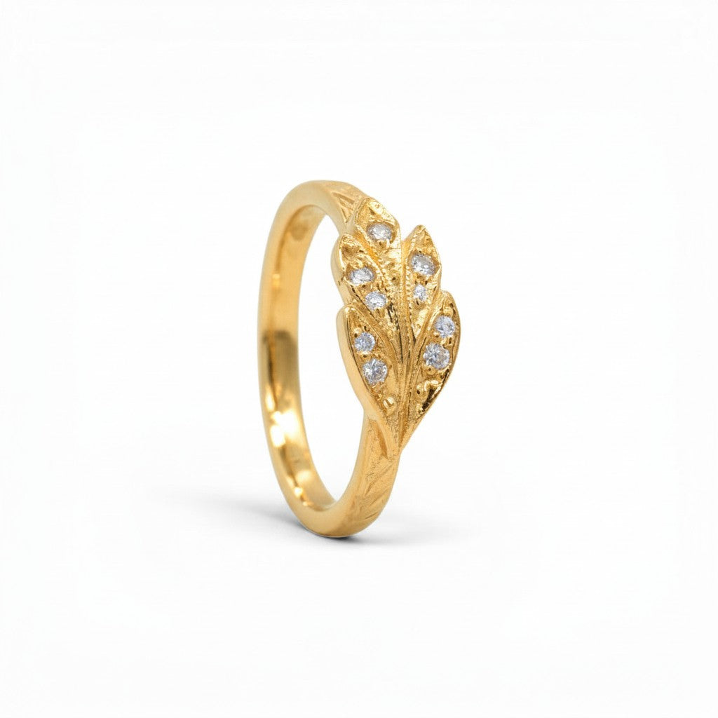 Anillo Sophia Schneider Joyas de plata enchapada en oro con diseño de hojas y circones. Talla única.