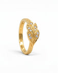 Anillo Sophia Schneider Joyas de plata enchapada en oro con diseño de hojas y circones. Talla única.