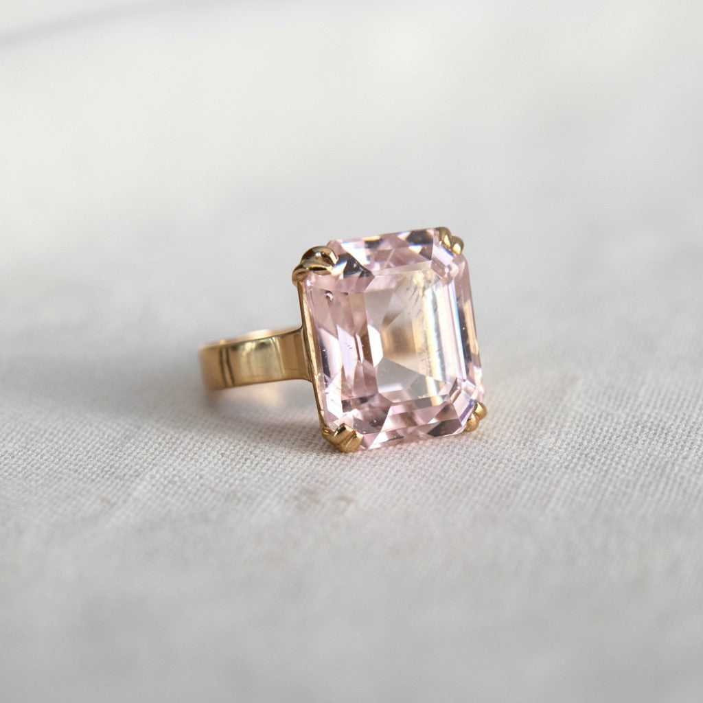 Anillo de oro amarillo 18k de Sophia Schneider Joyas con gran kunzita rectangular rosa engastada en grifa.