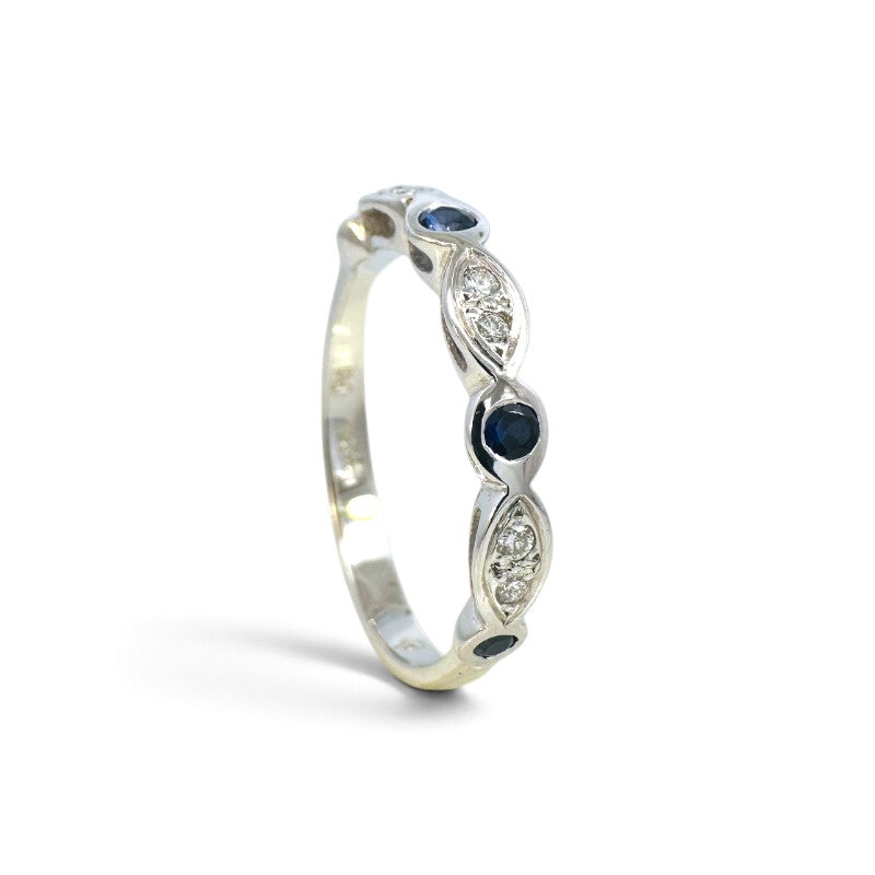 Anillo cintillo Sophia Schneider Joyas en oro blanco 18K con diamantes y zafiros azules en engaste de bisel