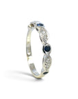 Anillo cintillo Sophia Schneider Joyas en oro blanco 18K con diamantes y zafiros azules en engaste de bisel