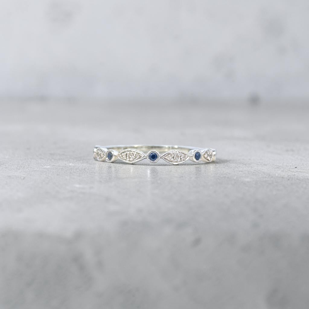 Anillo cintillo Sophia Schneider Joyas en oro blanco 10K con diamantes y zafiros en diseño de ojitos