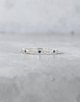 Anillo cintillo Sophia Schneider Joyas en oro blanco 10K con diamantes y zafiros en diseño de ojitos