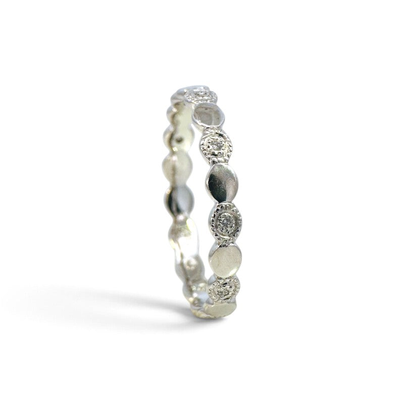 Anillo argolla Sophia Schneider Joyas de oro blanco 18K con diamantes intercalados en diseño elegante y atemporal.
