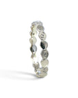 Anillo argolla Sophia Schneider Joyas de oro blanco 18K con diamantes intercalados en diseño elegante y atemporal.