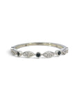 Anillo cintillo Sophia Schneider Joyas en oro blanco 10K con diseño de ojitos, diamantes y zafiros.