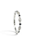 Anillo cintillo Sophia Schneider Joyas de oro blanco 10K con diamantes y zafiros en diseño de ojitos