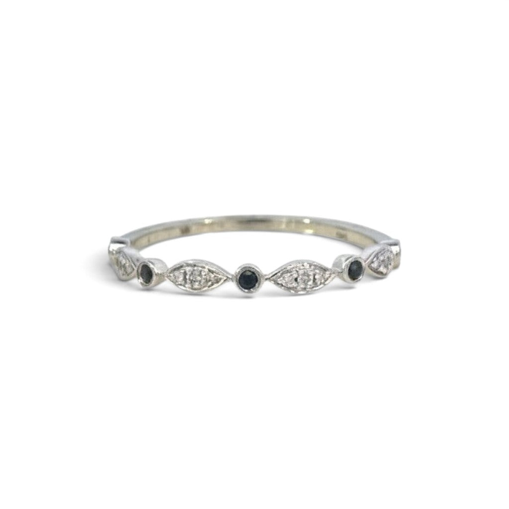 Anillo cintillo Sophia Schneider Joyas en oro blanco 10K con diseño de ojitos, diamantes y zafiros.