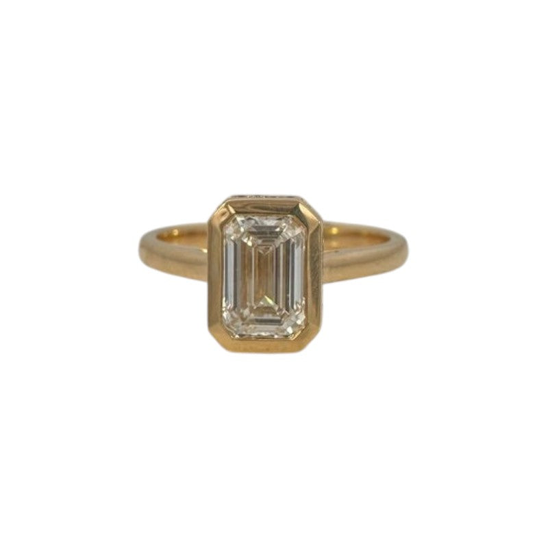 Anillo solitario Sophia Schneider Joyas en oro amarillo 18K con diamante de laboratorio corte esmeralda de 2 ct