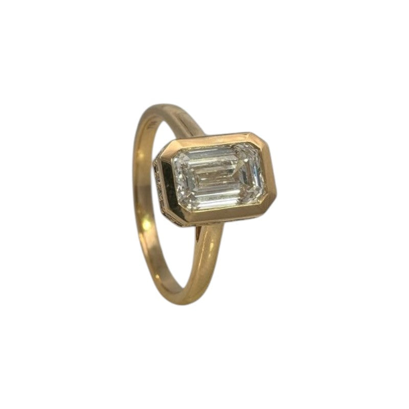 Anillo solitario Sophia Schneider Joyas de oro amarillo 18K con diamante de laboratorio corte esmeralda de 2 ct