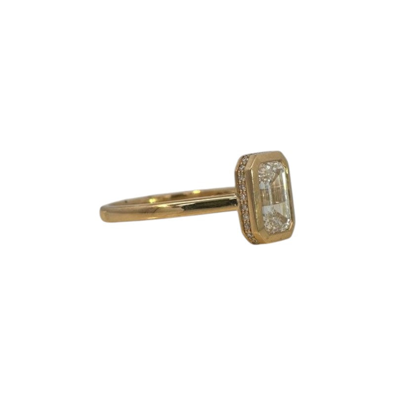 Anillo solitario Sophia Schneider Joyas de oro amarillo 18K con diamante de laboratorio corte esmeralda y halo