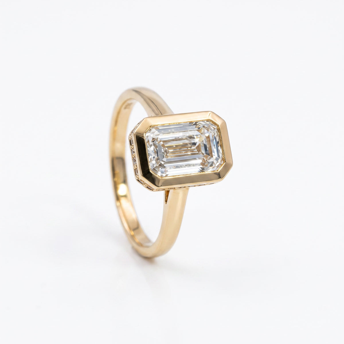 Anillo Sophia Schneider Joyas de oro amarillo 18K con diamante de laboratorio corte esmeralda de 2 ct
