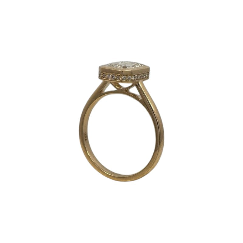 Anillo solitario Sophia Schneider Joyas de oro amarillo 18K con diamante de laboratorio corte esmeralda y halo