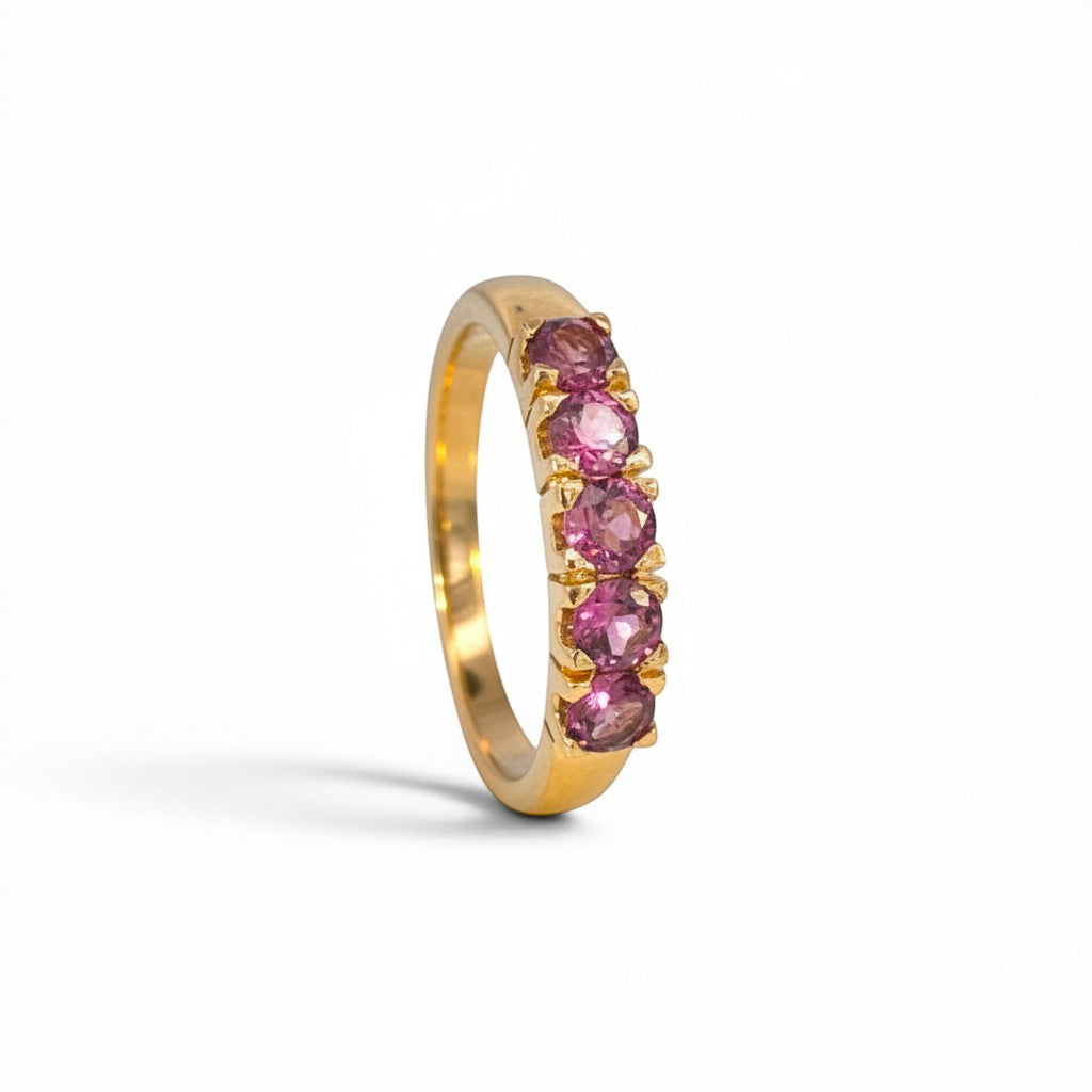 Anillo cintillo Sophia Schneider Joyas de oro 18K con cinco rubelitas redondas engastadas, hecho a mano.
