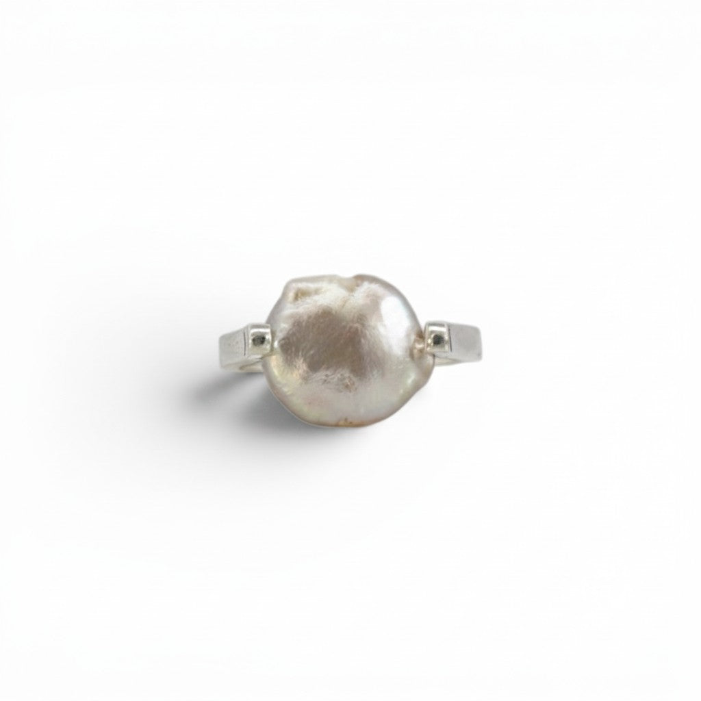 Anillo de perla blanca irregular en plata 950 de Sophia Schneider Joyas, diseño minimalista y elegante.