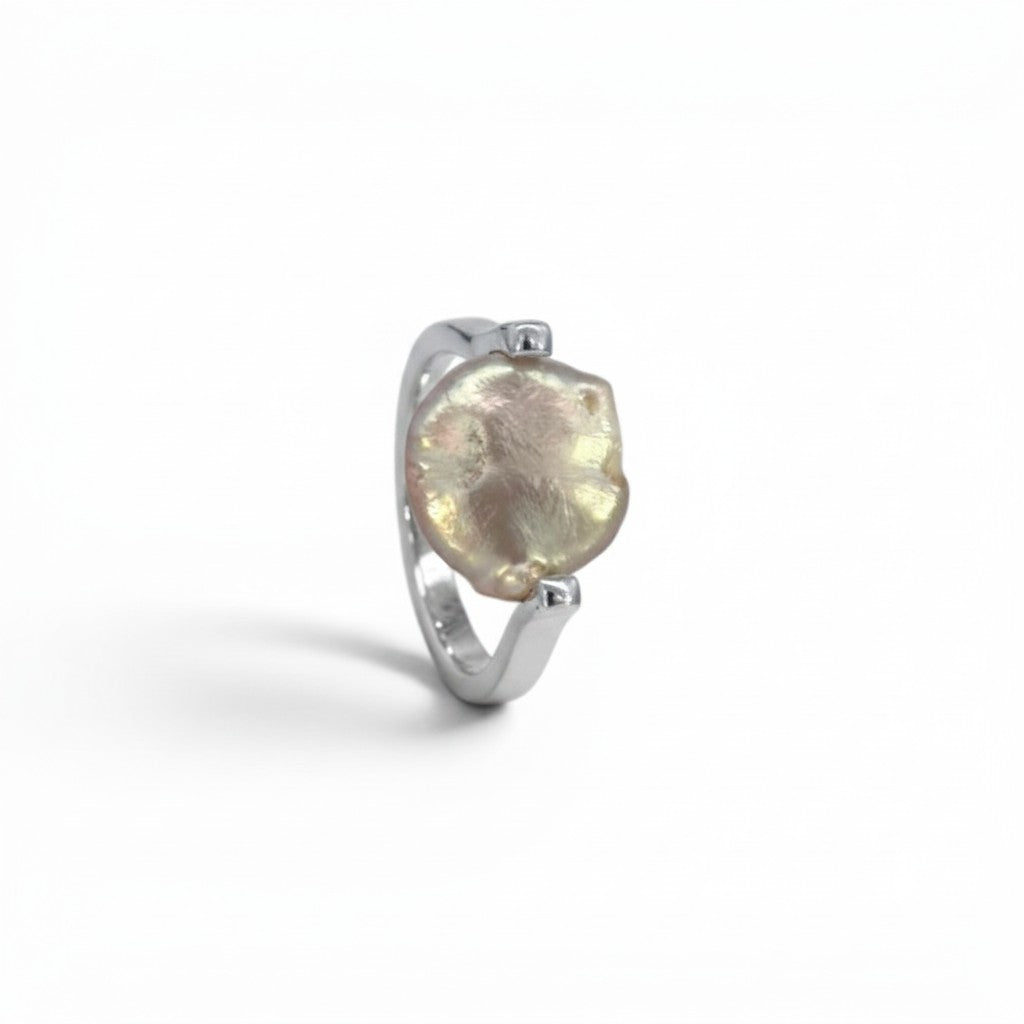 Anillo de plata 950 con perla blanca irregular de Sophia Schneider Joyas, diseño minimalista y elegante.