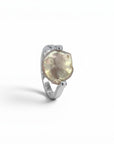 Anillo de plata 950 con perla blanca irregular de Sophia Schneider Joyas, diseño minimalista y elegante.