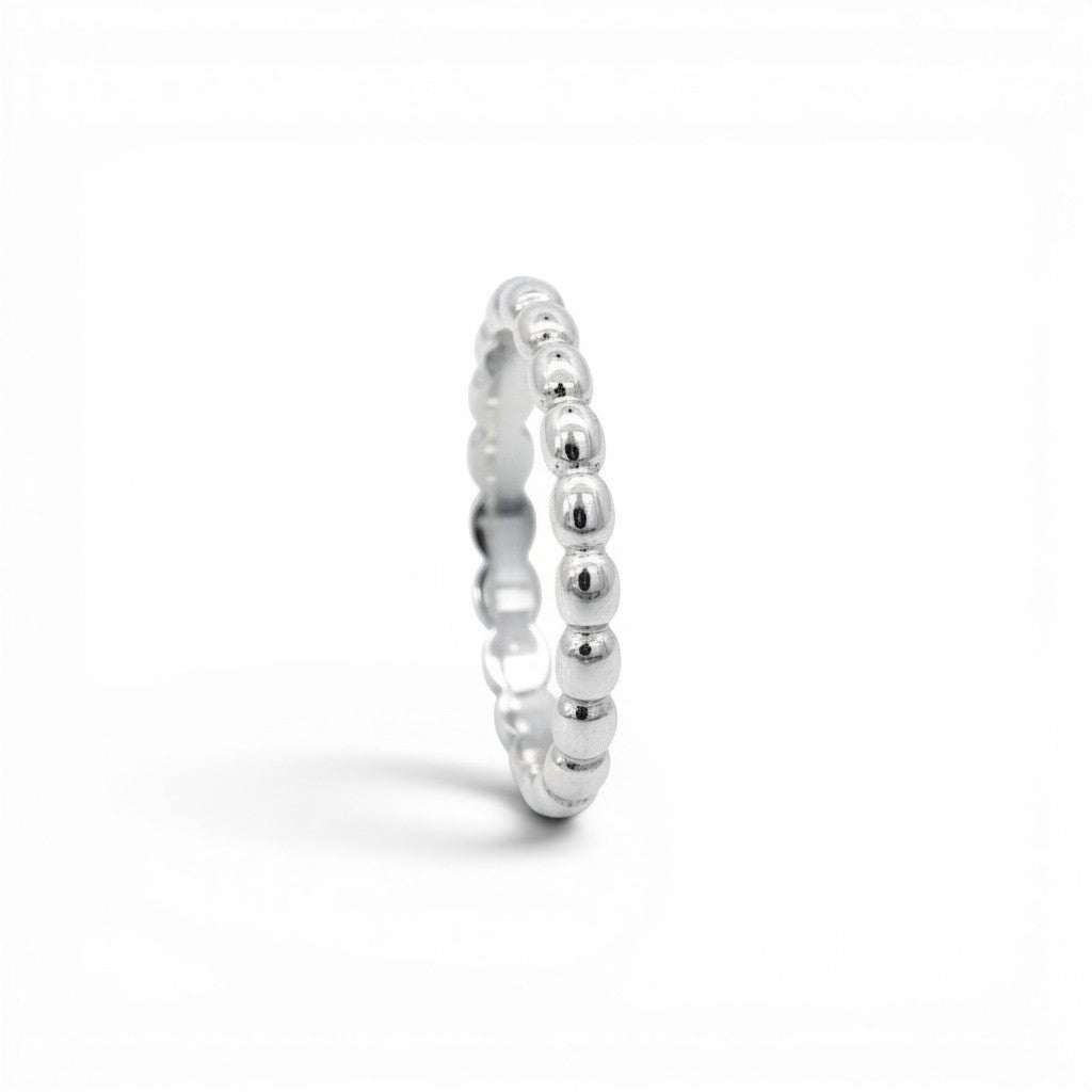 Anillo argolla bolitas planas de plata 925 de Sophia Schneider Joyas. Diseño delicado y moderno.