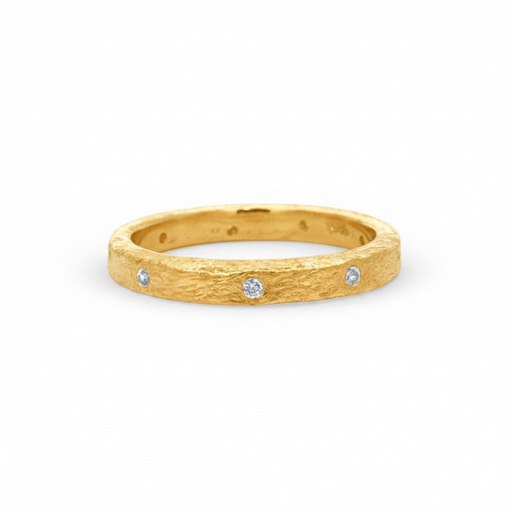 Anillo argolla Sophia Schneider Joyas de plata enchapada en oro con textura y circones incrustados.