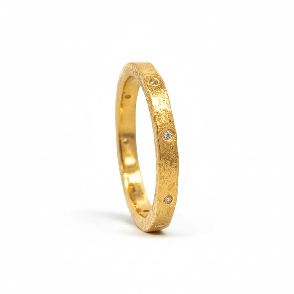 Anillo argolla textura con circones plata enchapada en oro de Sophia Schneider Joyas