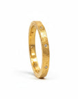 Anillo argolla textura con circones plata enchapada en oro de Sophia Schneider Joyas