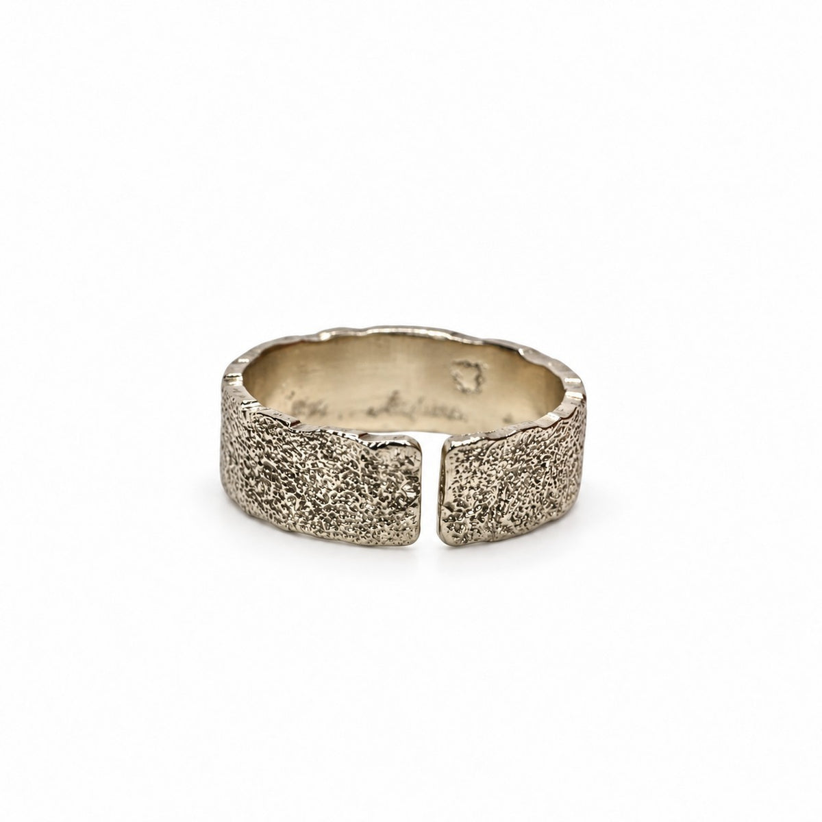 Anillo ajustable de plata Sophia Schneider Joyas con banda texturizada y bordes irregulares